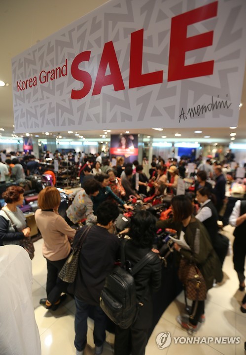 According to the Ministry of Trade, Industry and Energy, sales at major department stores such as Lotte, Hyundai and Shinsegae increased 24.7 percent compared to the previous year. (Image : Yonhap)