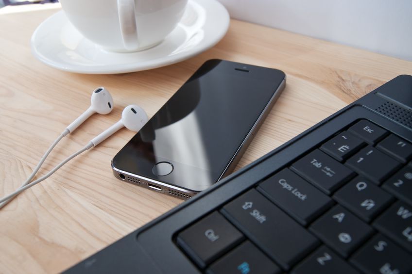 Eight out of 10 of smartphone users in Korea download music files and then listen to them instead of streaming music. (Image : Kobizmedia / Korea Bizwire)