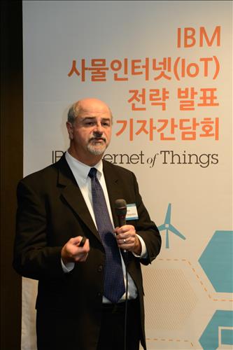 Jack Desjardins, who is the vice-president at IBM in charge of the global business development of IoT. IBM has announced that it will concentrate on Internet-of-Things (IoT) businesses in the B2B (business to business) sector, and strengthen cooperation with Korea. (Image : Yonhap)