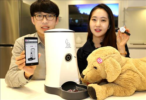 Models pose with electronics devices for pets released by LG Uplus Corp. on Oct. 26, 2015. (Image : Yonhap)