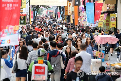 Chinese tourists in Myeong-dong. (Image : Yonhap)