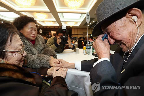 Reunion of separated families in 2014. (Image : Yonhap)