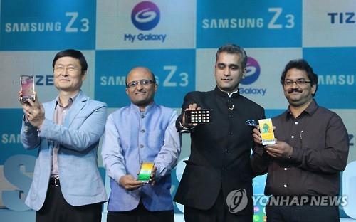 Executives at the Indian corporate body of Samsung are presenting a new product in New Delhi. (Image : Yonhap)
