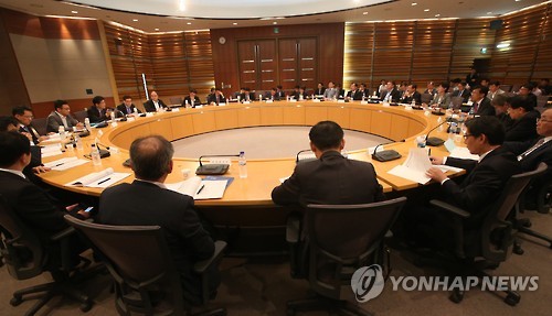 According to the Ministry of Strategy and Finance, among the 316 public institutions in Korea, 191 organizations (60.4 percent) have finalized their adoption of the salary peak system. (Image. Yonhap)