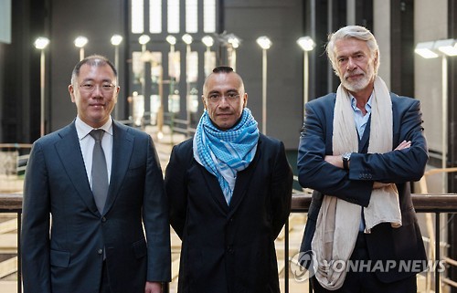 Chung Eui-sun, Vice President of Hyundai Motor (left), Artist Abraham Cruzvillegas (middle), Head of Tate Modern, Chris Durkan (right) (Image : Yonhap)