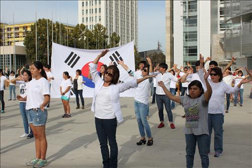 Local Korean residents' organizations including the Association of Korean residents in Silicon Valley (svkorean.org) held a flashmob celebrating Dokdo Day in front of the San Jose city hall. (Image : Yonhap)