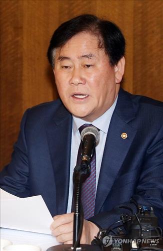 Finance Minister Choi Kyung-hwan voiced concerns that the country needs to stay vigilant amid mounting uncertainty which has intensified, especially in the wake of the recent attacks in Paris. (Image : Yonhap)