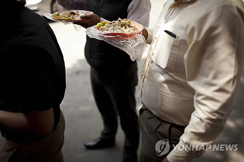 Comparing the new standard of recommended energy estimation with the actual energy intake according to the results of the 2013 Nutrition Survey, men between the ages of 30 and 49 took in more energy than needed. (Image : Yonhap)