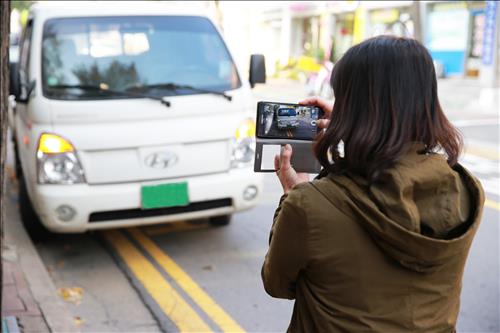 A crackdown on illegal parking with the participation of the residents of Namgu, Incheon, is showing great results.(Image : Yonhap)