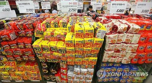 Koreans have turned out to be the biggest consumers of instant ramen noodles in the world, feasting on an average of 76 packs of instant ramen noodles every year. (Image : Yonhap)