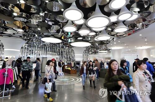 People at a duty-free shop operated by Doosan in Seoul (Image : Yonhap)