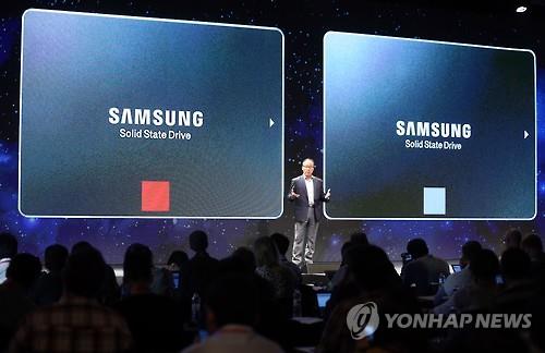 Samsung unveils its new V-NAND solid state drive at the 2015 SSD Global Summit in Seoul on Sept. 22, 2015. (Image : Yonhap)