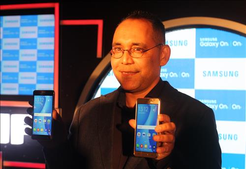 Samsung Electronics Co. showcased two Android-powered budget smartphones in India on Tuesday, in line with its efforts to solidify its presence in the South Asian country. (Image : Yonhap)
