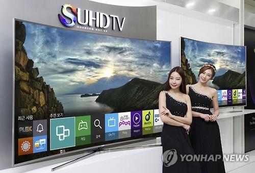 Models pose with Samsung Electronics' TVs. (Image : Yonhap)