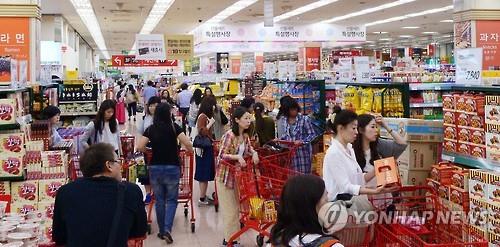 Shoppers at a large discount outlet store in Seoul. (Image : Yonhap)