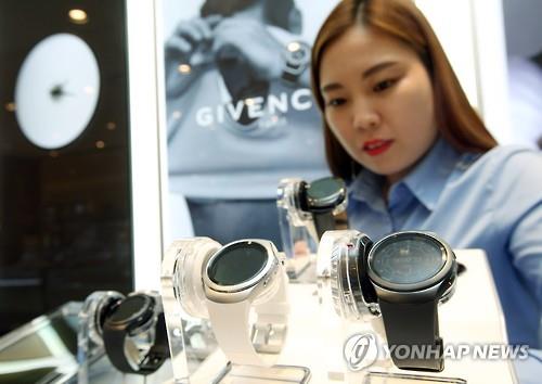 A model poses with Samsung Electronics Co.'s Gear S2 smartwatch. (Image : Yonhap)