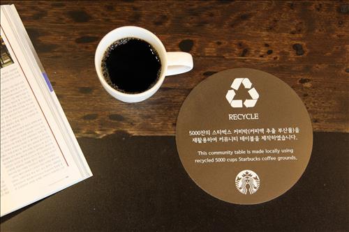 Coffee houses furnished with tables and lamps made of coffee waste are receiving positive reactions from consumers. (Image : Yonhap)