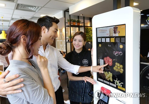Ordering one of the signature offerings gives a customer the chance to select the burger’s ingredients, from the patty to the bun, vegetables and even cheese, using a digital kiosk. (Image : Yonhap)