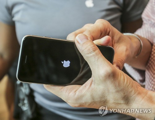 The number of Korean mobile subscribers in October reached a new high since the activation of the Mobile Device Distribution Improvement Act in 2014, thanks to the iPhone 6s. (Image : Yonhap)