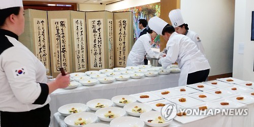 Officials from the dream team of cooks commented that they wanted to let the world know that Hansik, traditional Korean food, is not only tasty but also healthy.  (Image : Yonhap)