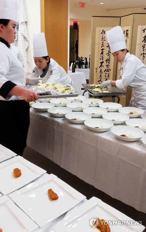 A 'dream team' from Korean culinary circles, 18 students and professors from six colleges, prepared seven dishes after arriving in New York. (Image : Yonhap)