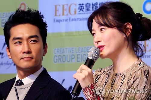 Lee Young-ae (R) and Song Seung-heon speak at a press conference at a hotel in Gangneung on Nov. 30, 2015. (Image : Yonhap)