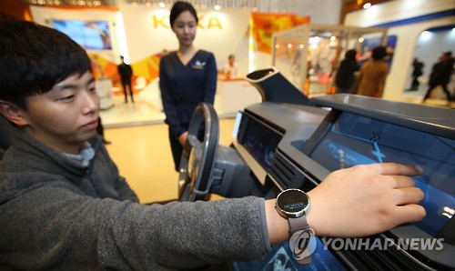 Smartwatches paired with car navigation. (Image : Yonhap)