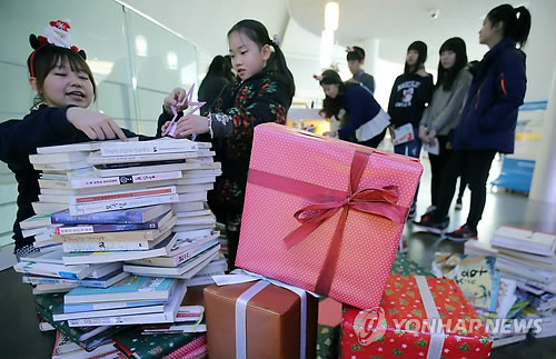 On the second floor, a small library named the ‘book worm’ offers local citizens the opportunity to read in a cozy environment. (Image  : Yonhap)