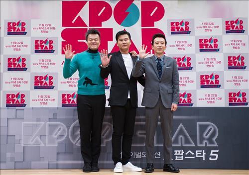 The judges of "K-pop Star 5" pose for photos at a press conference at SBS headquarters in Seoul on Nov. 16, 2015. From the left, JYP Entertainment CEO Park Jin-young, YG Entertainment CEO Yang Hyun-suk and Yoo Hee-yeol, representing Antenna Music. (Image : SBS)