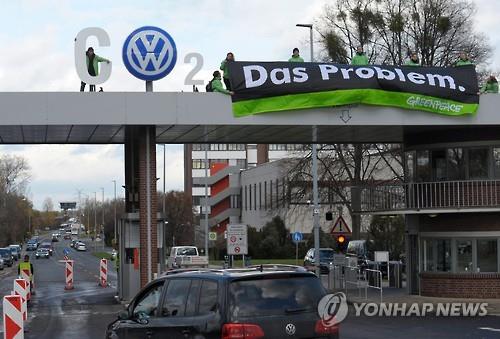 German auto giant Volkswagen is not responding to South Korean customers demanding the same kind of compensation as granted in North America for fabricating emission results of some of its vehicles, their legal representatives said Tuesday. (Image : Yonhap)