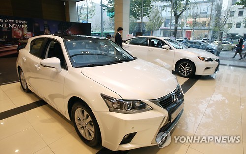 Although sales of foreign diesel cars froze after it was revealed that Volkswagen cars were ‘cheating’ on emissions tests, sales of environmentally friendly hybrid cars are rising fast. (Image : Yonhap)