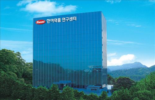 According to Chebul.com, Lim's twelve-year-old grandson received shares of affiliated companies including Hanmi Science, through bestowal or bonus issues around 2011. The shares were calculated to be worth a total value of 109.5 billion won. (Image : Yonhap)