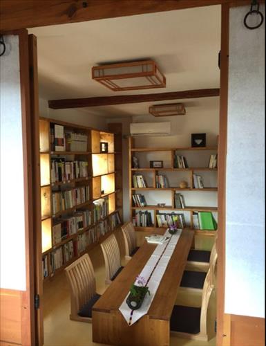 The reception room is a space that can be used for gatherings or culture classes. (Image : Yonhap)