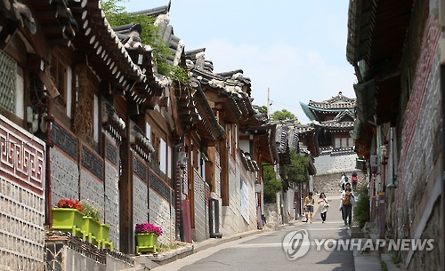 Traditional Korean houses in the Bukchon Hanok Village will now be open to the public, providing places to read and appreciate works of art. (Image : Yonhap)