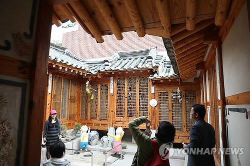 Seoul city officials announced that they will be opening one of the seven hanok (traditional Korean house) that the city purchased in the Bukchon Hanok Village. The house will be changed into a public space with a study, gallery and reception room. (Image : Yonhap)