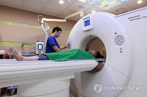 Research indicates that comprehensive health check-ups including computer tomography (CT) and positron emission tomography (PET) scans could expose the human body to dangerous levels of radiation. (Image : Yonhap)