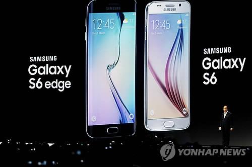 Samsung Electronics Co. showcases the Galaxy S6 and the Galaxy S6 Edge in this file photo taken on March 1, 2015. (Image : Yonhap)
