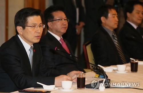 Prime Minister Hwang Kyo-ahn said Wednesday that the government will put all-out efforts into parliamentary approval of labor reform bills to create more jobs. (Image : Yonhap)