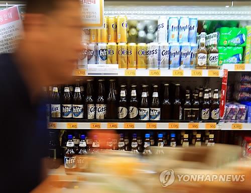 After the price of soju went up, consumers are waiting to see if beer prices will follow suit. (Image : Yonhap)