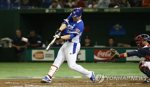 South Korean free agent outfielder Kim Hyun-soo, seen here hitting a double against the United States in the final of the Premier 12 baseball tournament at Tokyo Dome in Tokyo on Nov. 21, 2015, has received offers from "multiple" Major League Baseball clubs, according to a source. (Image : Yonhap)