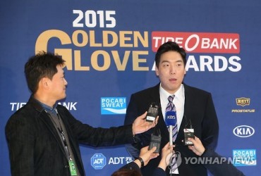Free Agent Outfielder Kim Hyun-soo Leaves for U.S. Amid Speculation over MLB Future