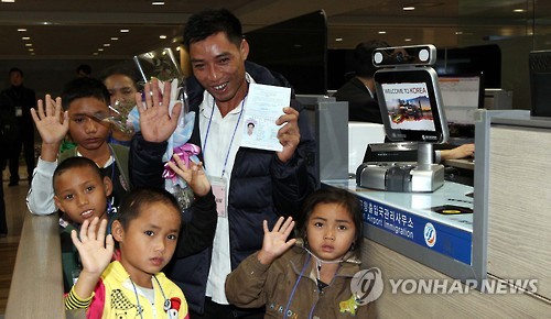 Four Myanmarese families who were living at a refugee camp in Thailand entered Incheon Airport on December 23. It was the first time that refugees entered the country in the two years since the refugee act was passed. (Image : Yonhap)