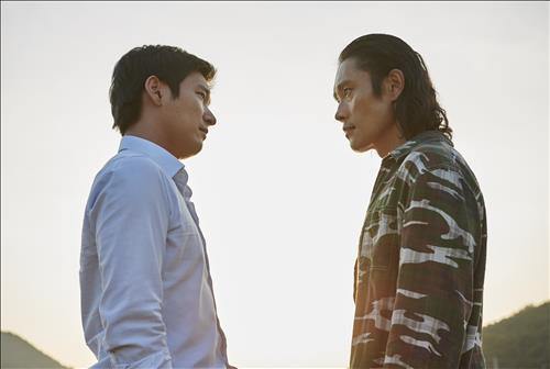 South Korean film "Inside Men" extended its historic run at the box office on Monday and was on pace to become the fastest November film to surpass 5 million in attendance. (Image : Yonhap)