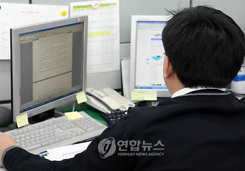 It has been reported that three out of ten office workers don’t have the opportunity to exercise at their workplace. (Image : Yonhap)