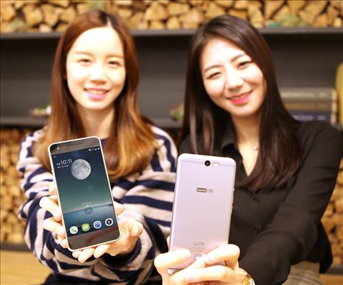 Models pose with the LUNA smartphone in this photo released by SK Telecom Co. on Dec. 3, 2015. (Image : SK Telecom)