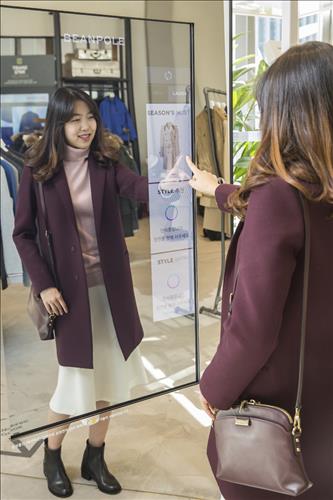 Beanpole presented customers a ‘Magic Mirror’ which suggests styling tips for the consumers (Image : Yonhap)