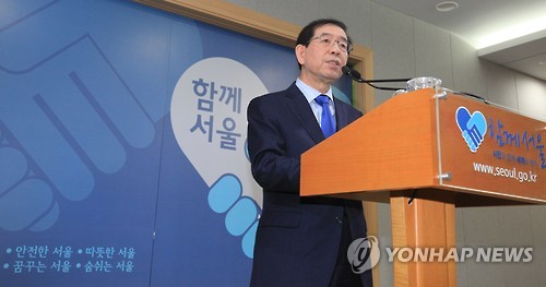 Seoul Mayor Park Won-soon proposed creating an organization involving rival parties and central and local governments Thursday that would discuss his controversial plan of providing direct cash benefits to young and unemployed people. (Image : Yonhap)