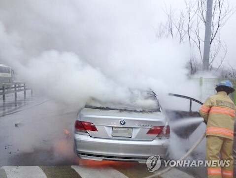 Numerous incidents of running cars catching on fire were also reported on November 3, 5, and 8 near Sangam-dong, Mapo, Jayuro and Euiwang, Gyeonggi Province. (Image : Yonhap)