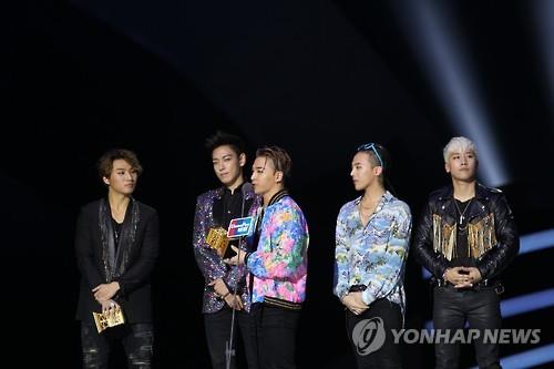 South Korean boy group Big Bang greets fans during the 2015 Mnet Asian Music Awards in Hong Kong on Dec. 2, 2015. (Image : Yonhap)