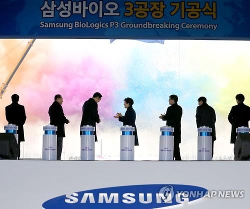 President Park Geun-hye (C) and CEOs from the Samsung Group applaud after a groundbreaking ceremony for the third bio-factory by the conglomerate's pharmaceutical unit, Samsung BioLogics Co., in Incheon, west of Seoul, on Dec. 21, 2015. The company will invest 850 billion won (US$721 million) in the plant that is scheduled to begin full-fledged production in the fourth quarter of 2018. To Park's left is Lee Jae-yong, the heir apparent of the family-run Samsung Group. (Image : Yonhap)